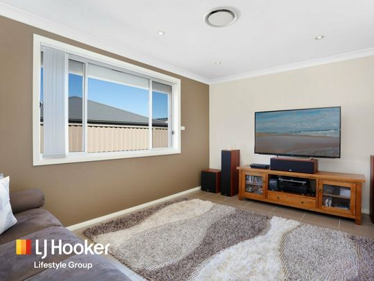 20 Plymouth Boulevard, Spring Farm - Photo 1