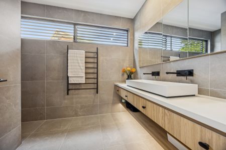 EXECUTIVE LIVING WITH DESIGNER DETAIL - Photo 4