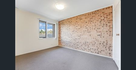 2-Bedroom Villa with Lock-Up Garage in Quiet Cul-De-Sac - Photo 2