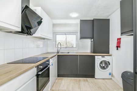 4 bedroom flat to rent - Photo 4