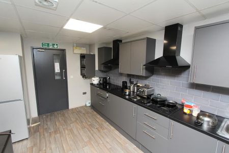 1 bedroom in a flat share to rent - Photo 4