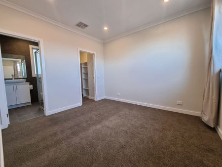 Luxurious Townhouse in Prime Location - Photo 3