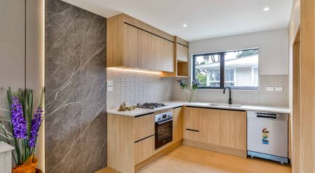 BRAND NEW SPACIOUS FAMILY HOME - MANGERE EAST - Photo 4