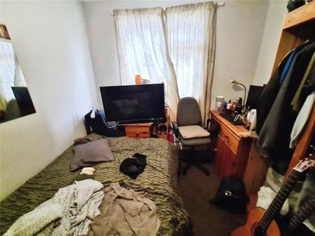 5 bedroom link detached house to rent - Photo 3