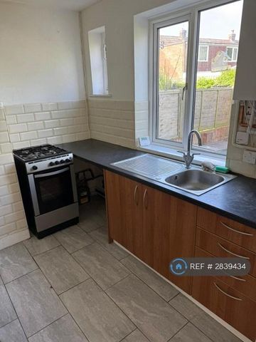 2 bedroom terraced house to rent - Photo 2