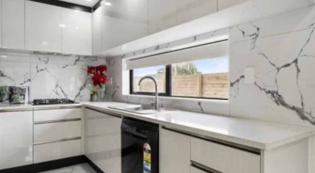 Chic 4BR Townhouse in Papatoetoe! - Photo 1
