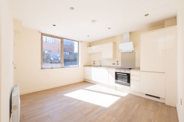 Cleeve Road, Leatherhead, KT22 - Photo 1
