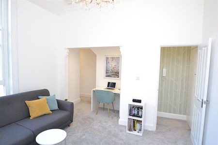 A modern and immaculately presented double bedroom property located within Kemp Town village. Offered to unfurnished. Available 28th August 2024. - Photo 2