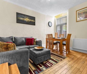 4 bedroom end of terrace house to rent - Photo 1