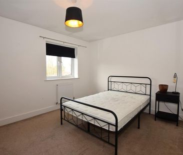 2 bedroom end of terrace house to rent - Photo 3