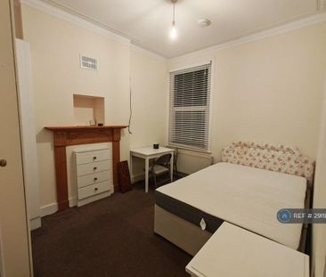 3 bedroom flat to rent - Photo 1
