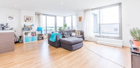 2 Bedroom, 2 bath, 1 reception Penthouse - Photo 2