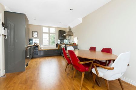 2 Bed Flat, Wandsworth Road, SW8 - Photo 2