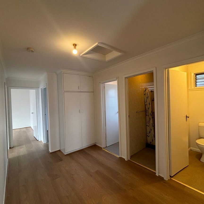 Freshly renovated with new floors, curtains and fully painted! - Photo 1