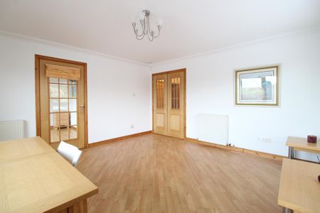 3 bedroom flat to rent - Photo 3