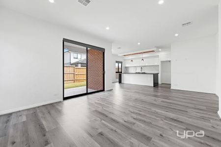 5 BEDROOM FAMILY HOME - Photo 3
