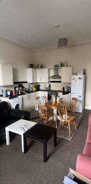 4 bedroom flat to rent - Photo 1