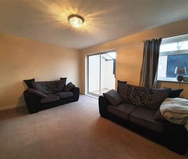 Hanbidge Crescent - Photo 2