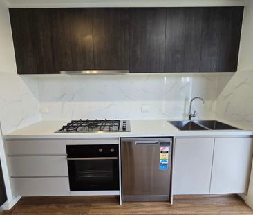 Beautiful Spacious Townhouse in a Prime Location - Photo 5