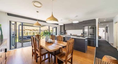 Modern Family Home - Photo 2