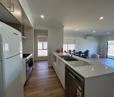 SELF CONTAINED ROOM WITH OWN EN-SUITE - INCLUSIVE OF ALL UTILITIES ! - Photo 5