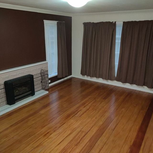 Spacious 3 bedrooms + on Gibbons st - Photo 1