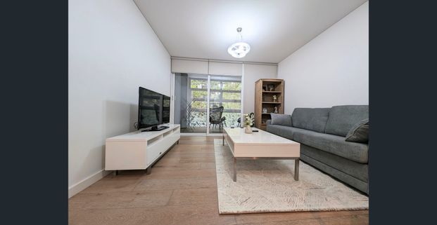 Magnificent FULLY FURNISHED two bedroom apartment with stunning harbour view(Flexible lease term from 3 month) - Photo 1