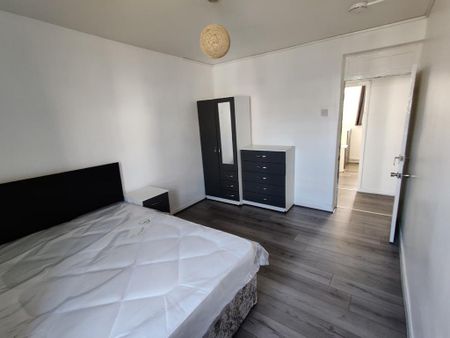 3 bedroom flat to rent - Photo 3