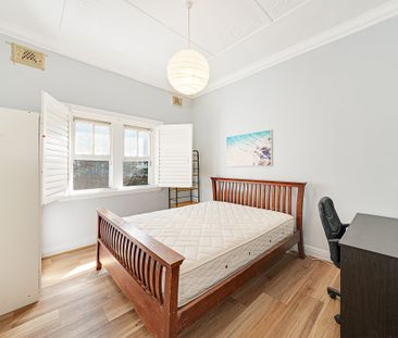 Charming Freestanding Family Home in a Prime Kensington Location - Offered Part Furnished or Unfurnished - Photo 3