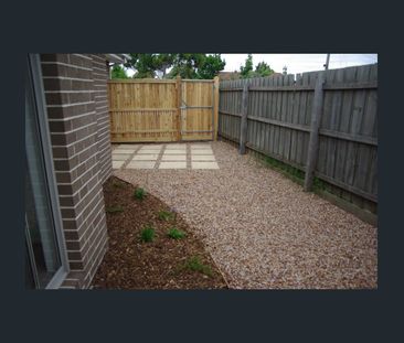 Centre of Attention! - Photo 4