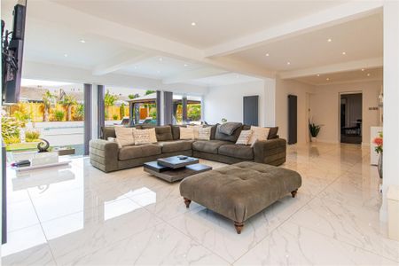 5 bed House - Detached To Let - Photo 4