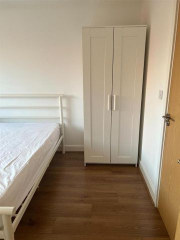 4 bedroom end of terrace house to rent - Photo 2