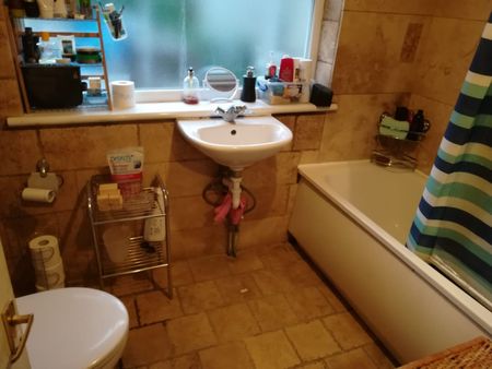 Room in a Shared House, Albert Square, E15 - Photo 3