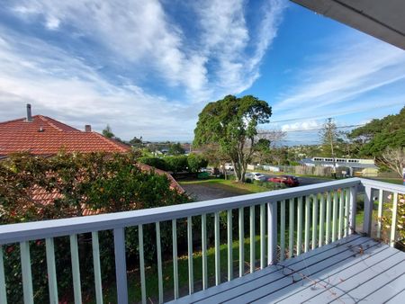 Large Home with View - Photo 2