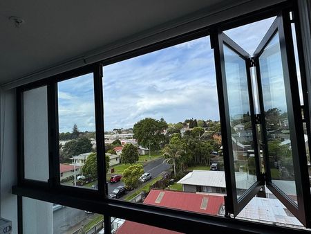 Modern 1BR Apt in Panmure w/ Balcony - Photo 5