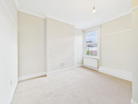 4 bedroom flat to rent - Photo 4