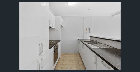 Three level unit in the heart of Margate! - Photo 3