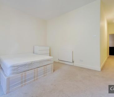 Mile End Road, London - Photo 3