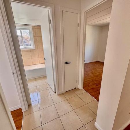 SUPERBE 4 1/2 en coin rénové avec goût! Piscines, gym, internet compris! - Photo 3