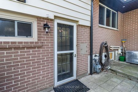 Detached Home For Lease | W8130912 - Photo 4