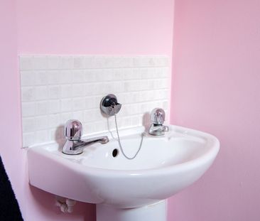 3 Bed Terraced House, Madden Close, NG5 - Photo 5