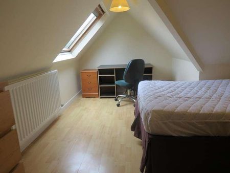 Bedroom First Floor Flat In Winton, BH3 - Photo 3