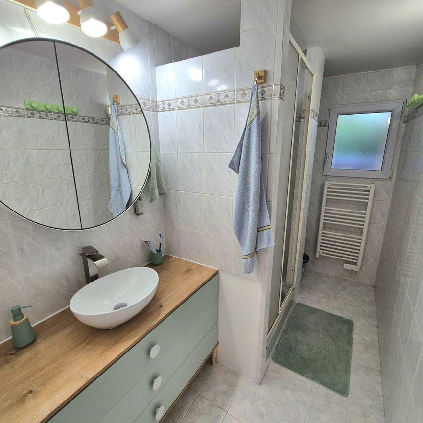 A louer, au calme d'une impasse, maison avec cour devant composée, d'une cuisine dînatoire, d'u... - Photo 1