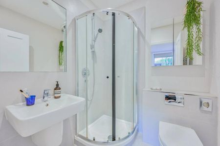 3 bedroom flat to rent - Photo 4