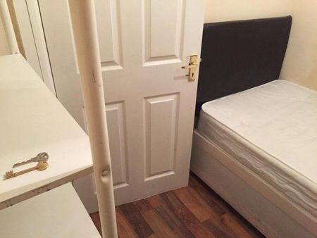 1 bedroom in a house share to rent - Photo 3