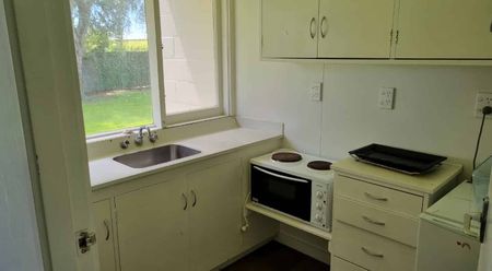 Sunny, cozy unit, ready for new tenants to call home - Photo 4