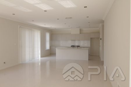 Impressive & ultra modern 5 bedroom house. - Photo 3