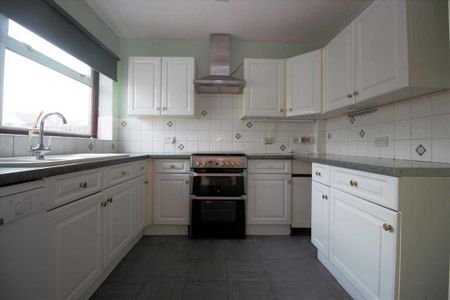 5 bedroom semi-detached house to rent - Photo 4