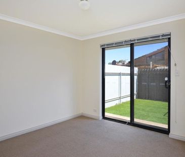 Neat & tidy brick unit in a central location! - Photo 2