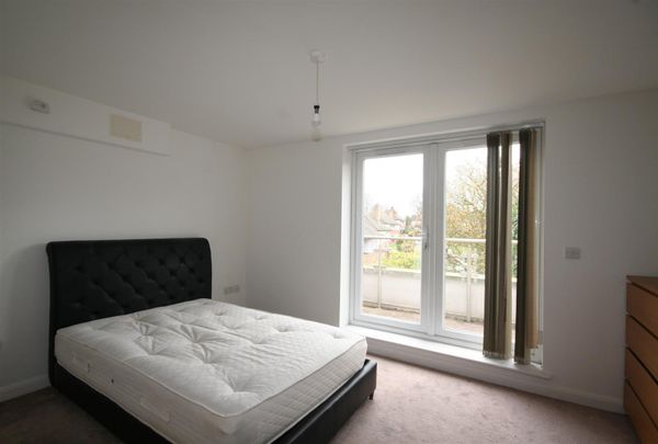 Arcadia Avenue, London - Photo 1